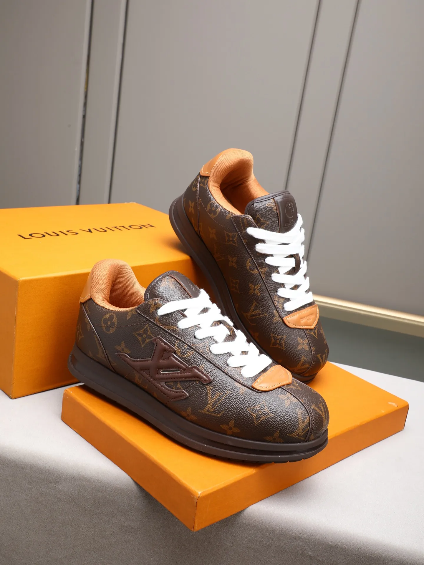 PP560 LV Louis Vuitton L Jialu Brand Runner Tatic Series Thick-soled Casual Sports Shoes Running Shoes Original purchase, development and production This LV Runner Tatic sports shoe combines technical materials such as mesh fabric and ribbons to interpret the inspiration of traditional mountaineering shoes. LV letters are written on one side, the lariat buckle of the quick lacing system is embellished with Monogram flowers and Louis Vuitton logos, and the light and wear-resistant rubber outsole completes the whole. ▪️Fabric: Original imported cowhide + mesh ▪️Inner lining: Original customized breathable mesh ▪️Sole: Original open-molded anti-slip rubber combination material ▪️Size: Men's 38-44 (customized for 45 and 46)